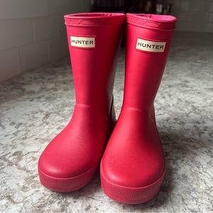 Red hunter kids boots, toddler size US 9